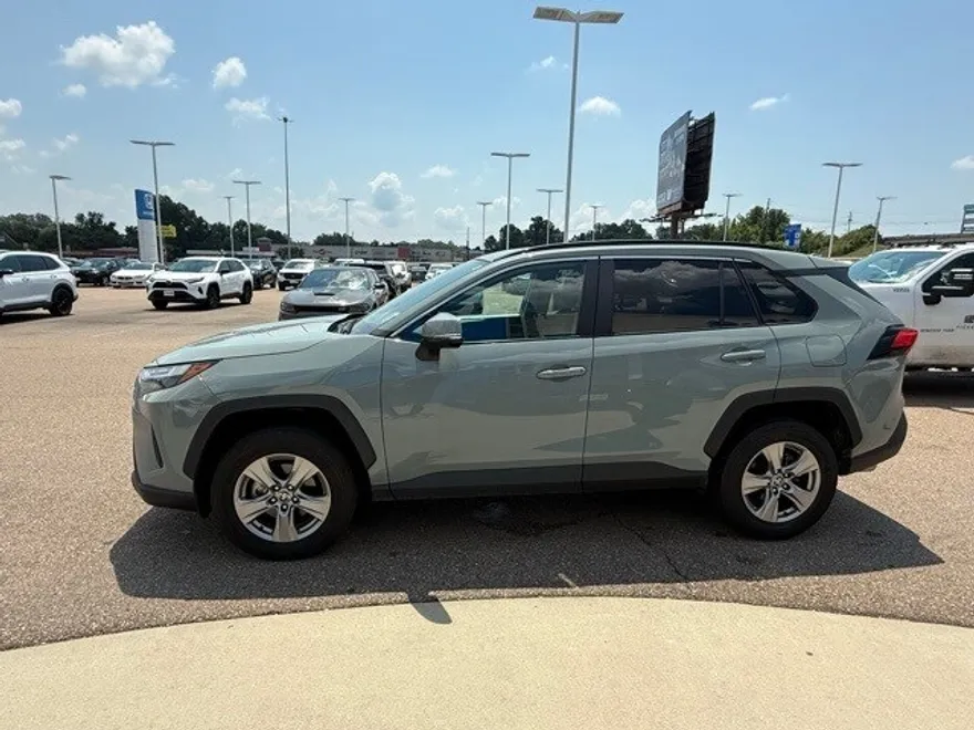 2023 Toyota RAV4 XLE photo 1