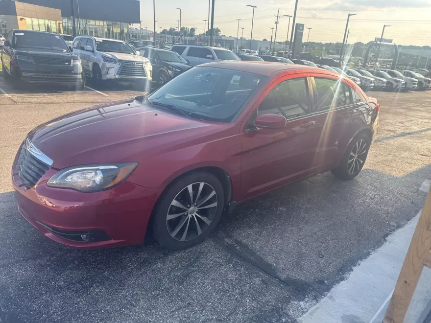 2013 Chrysler 200 Limited photo 1