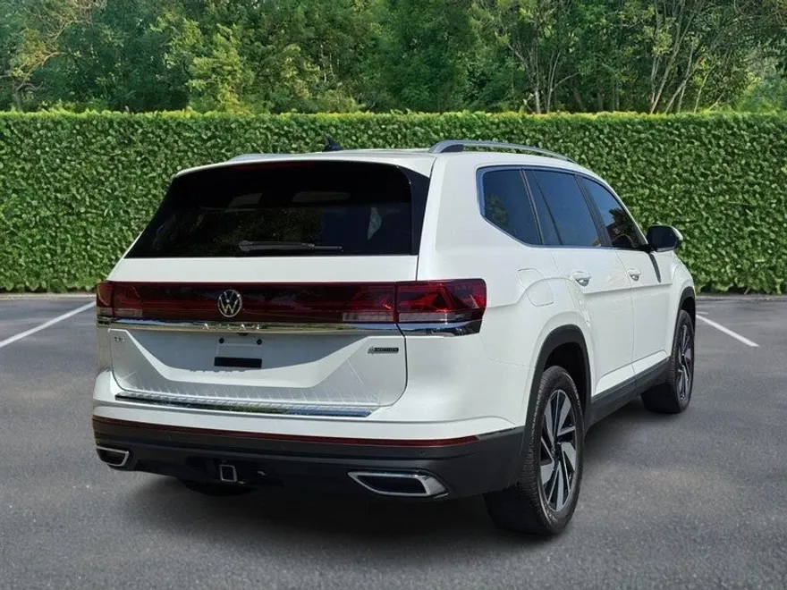 2024 Volkswagen Atlas SEL photo 1