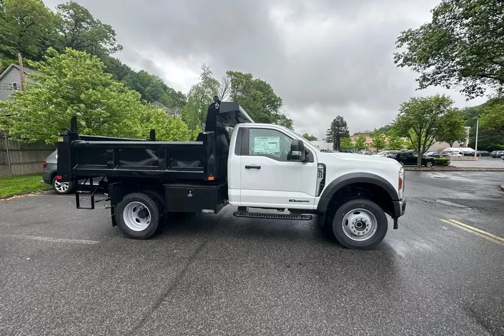 2024 Ford F-600 photo 1
