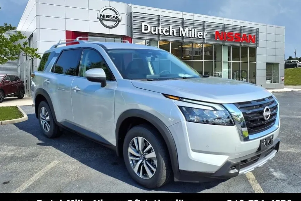 2025 Nissan Pathfinder SL photo 1