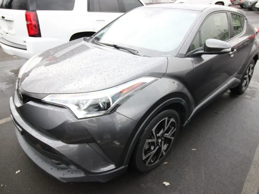 2019 Toyota C-HR XLE photo 1