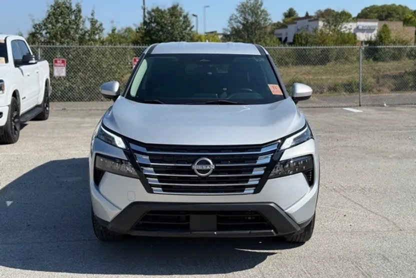 2024 Nissan Rogue SV photo 1