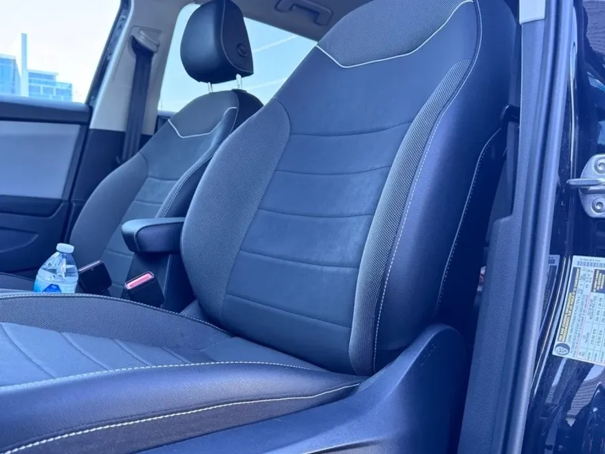 2023 Volkswagen Taos SE photo 1
