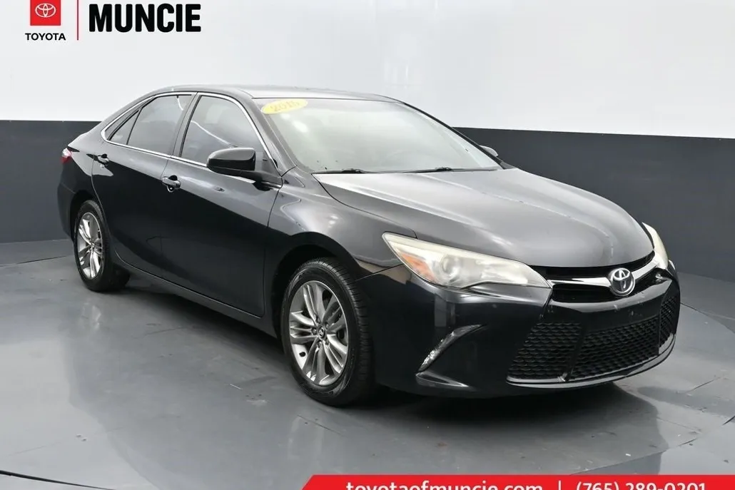 2016 Toyota Camry SE photo 1