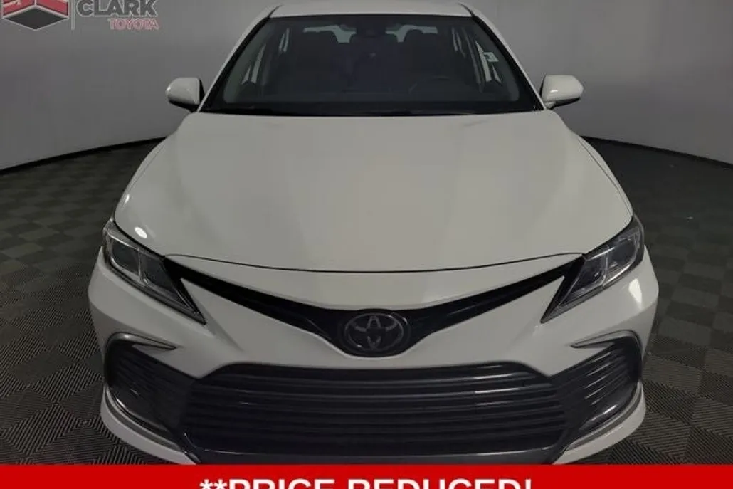 2023 Toyota Camry LE photo 1