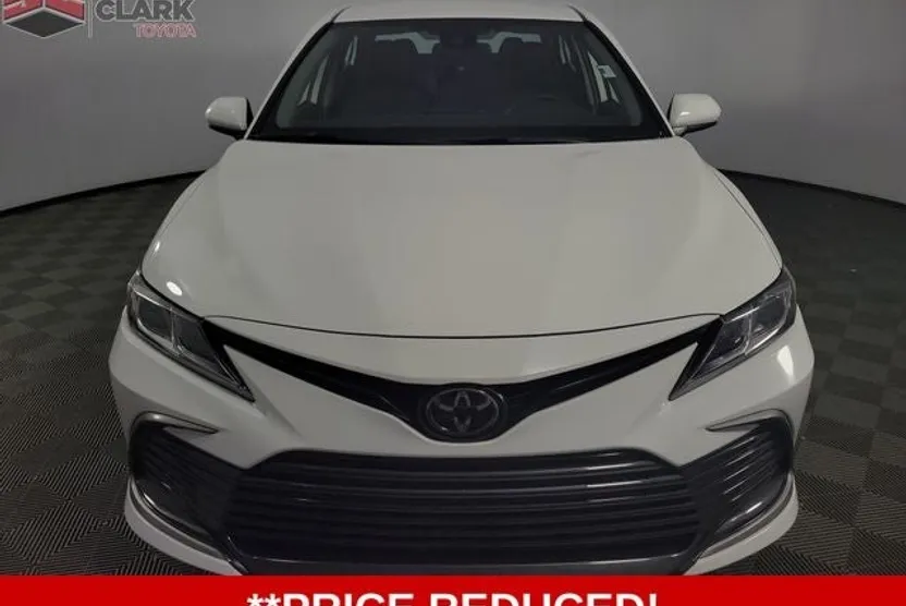 2023 Toyota Camry LE photo 1
