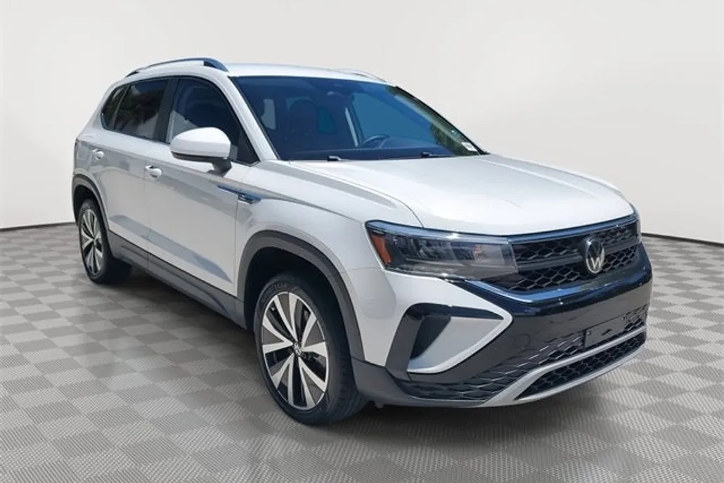 2024 Volkswagen Taos SE photo 1