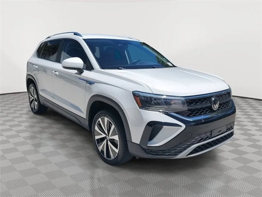 2024 Volkswagen Taos SE photo 1