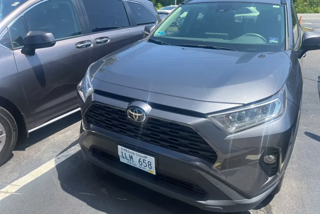 2020 Toyota RAV4 XLE photo 1