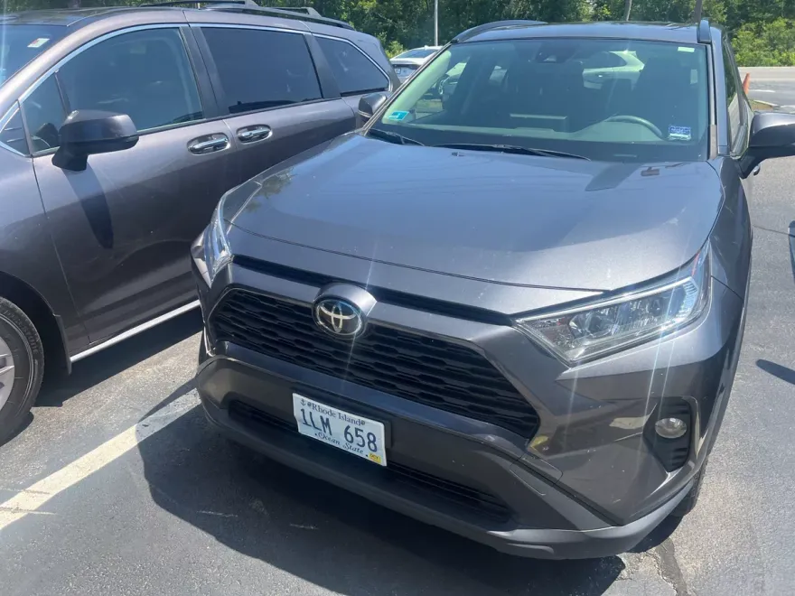 2020 Toyota RAV4 XLE photo 1