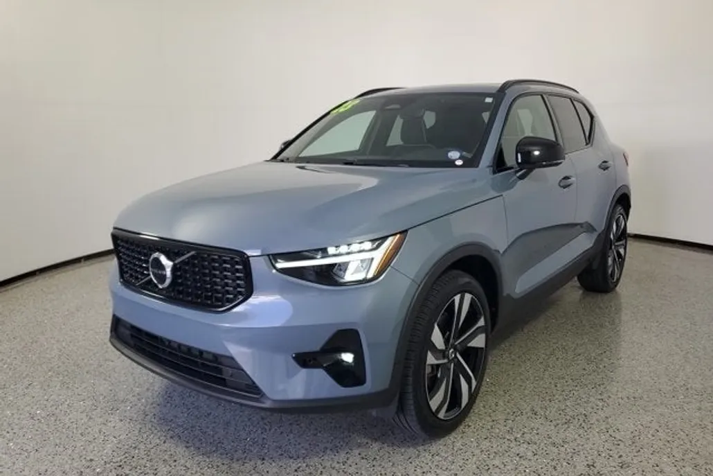 2023 Volvo XC40 Plus photo 1