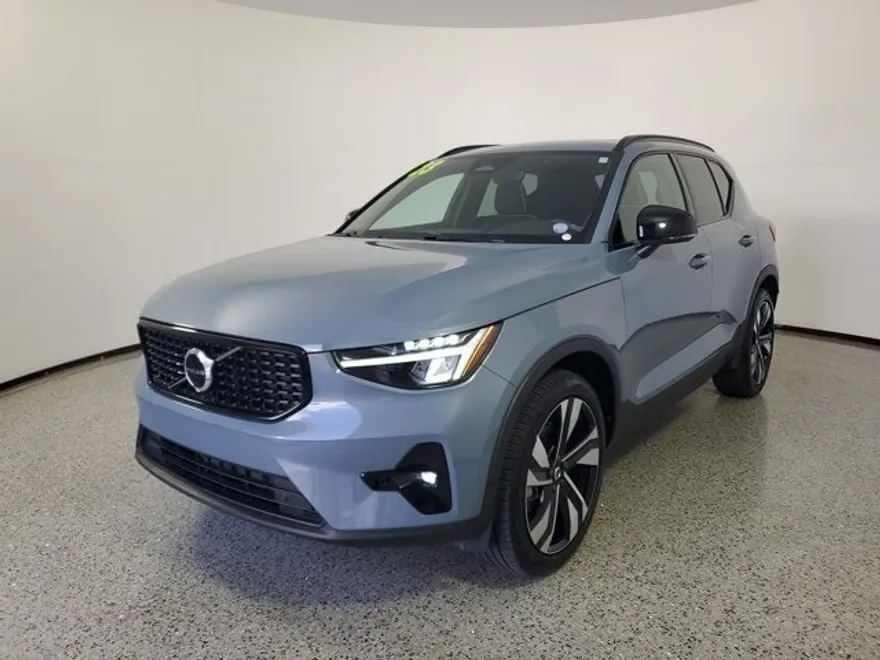 2023 Volvo XC40 Plus photo 1
