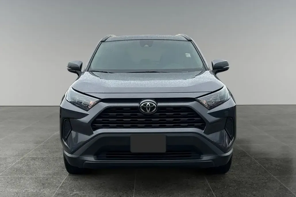 2020 Toyota RAV4 LE photo 1