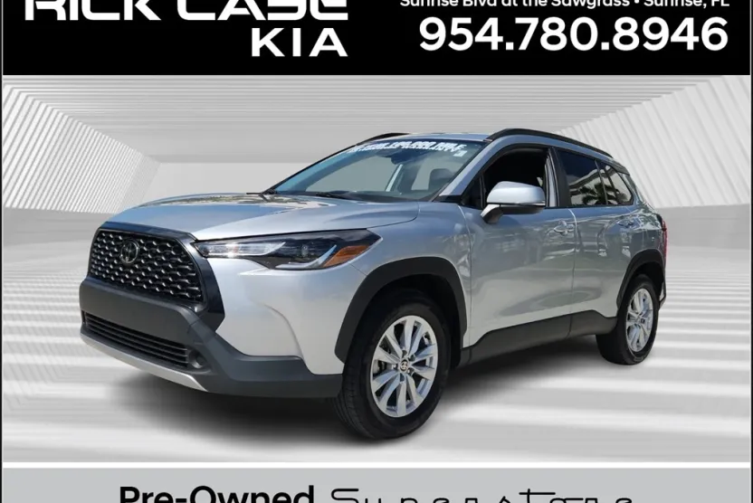 2022 Toyota Corolla Cross LE photo 1