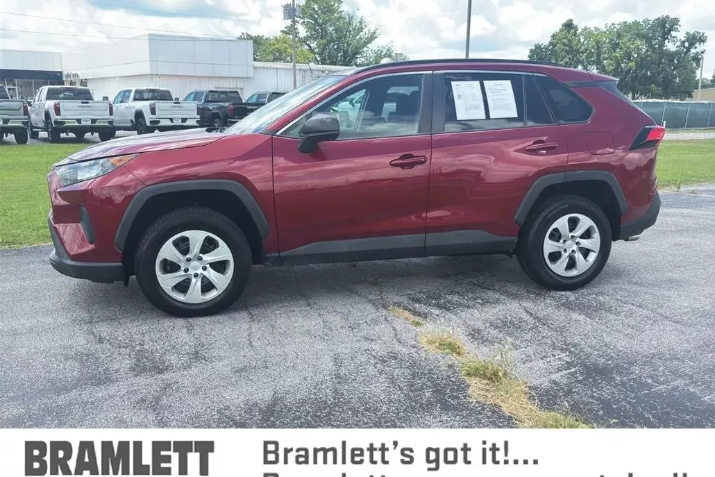 2021 Toyota RAV4 LE photo 1