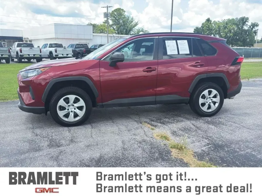 2021 Toyota RAV4 LE photo 1