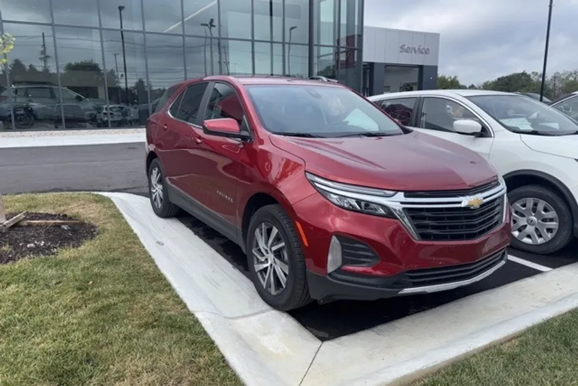 2023 Chevrolet Equinox LT photo 1