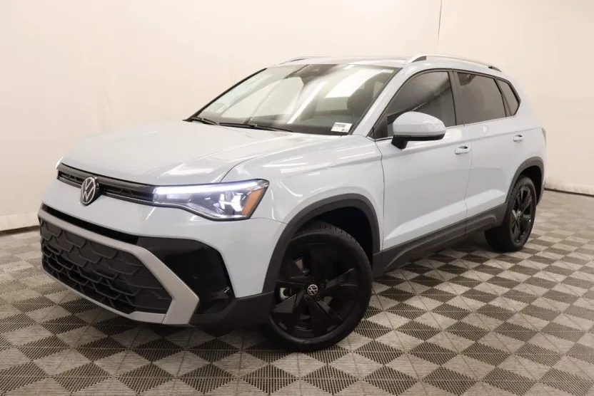 2025 Volkswagen Taos SE photo 1