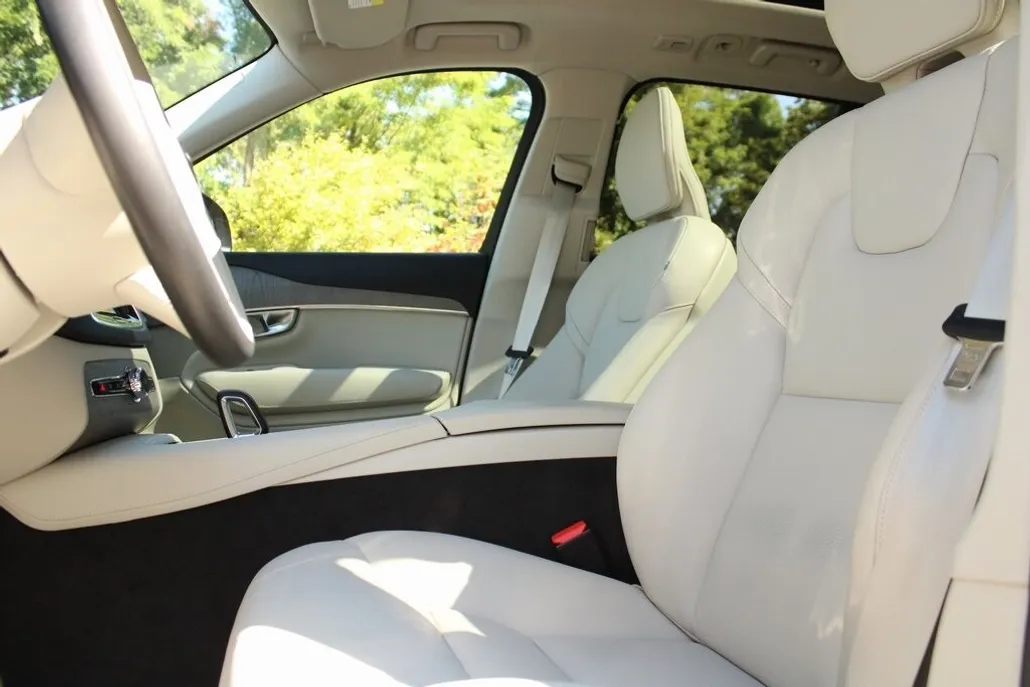 2024 Volvo XC90 Plus photo 1