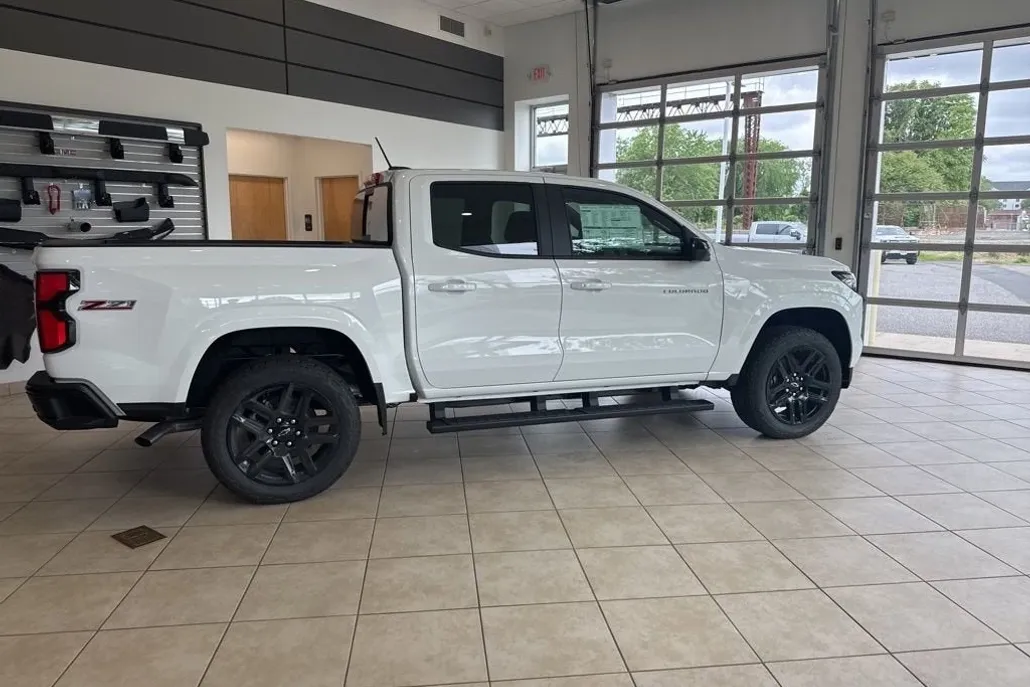 2025 Chevrolet Colorado Z71 photo 1