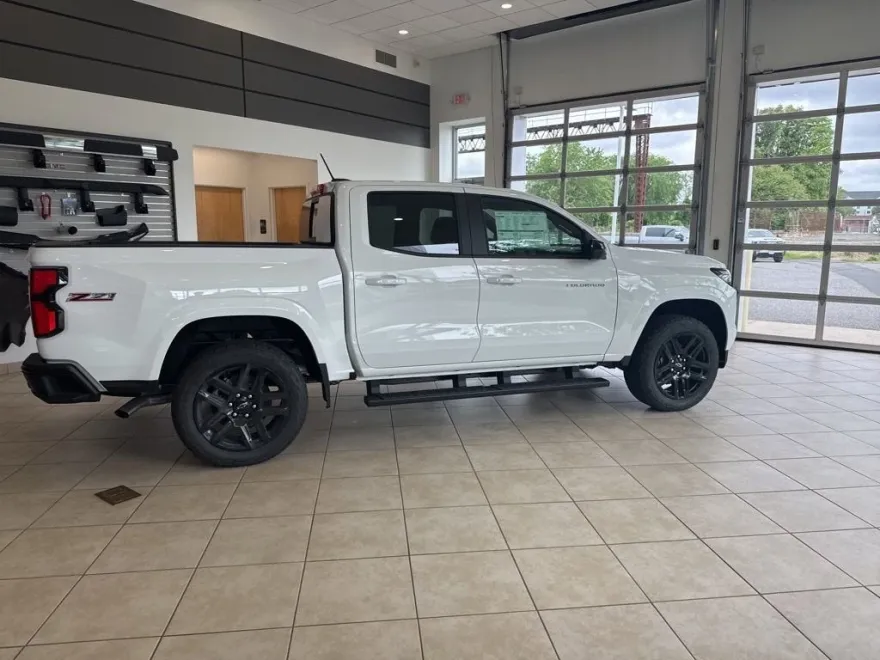 2025 Chevrolet Colorado Z71 photo 1