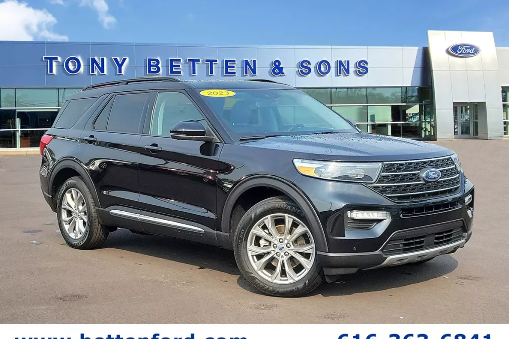 2023 Ford Explorer XLT photo 1