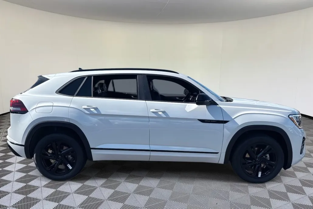 2026 Volkswagen Atlas Cross Sport SEL R-Line photo 1