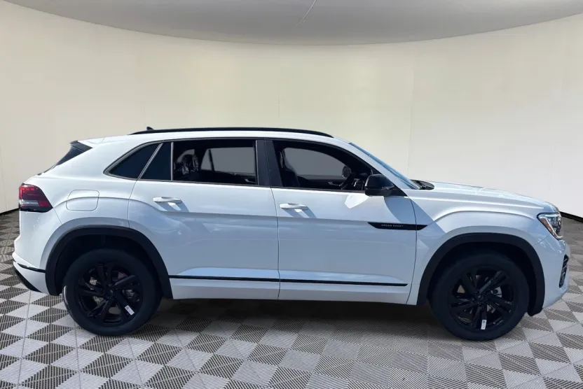 2026 Volkswagen Atlas Cross Sport SEL R-Line photo 1
