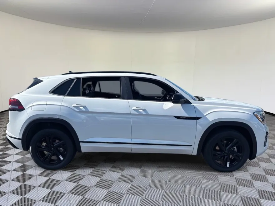 2026 Volkswagen Atlas Cross Sport SEL R-Line photo 1
