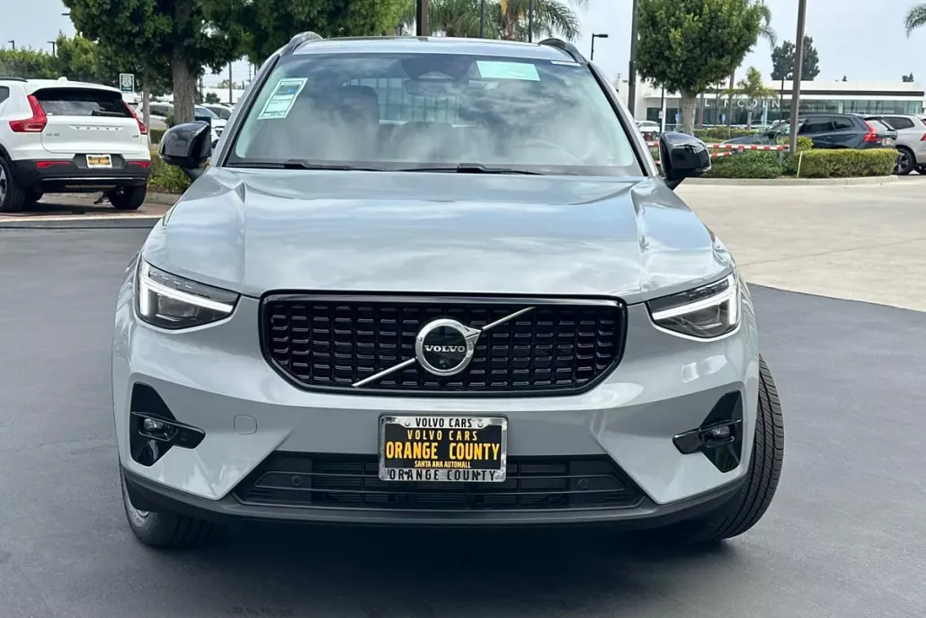 2026 Volvo XC40 Plus photo 1