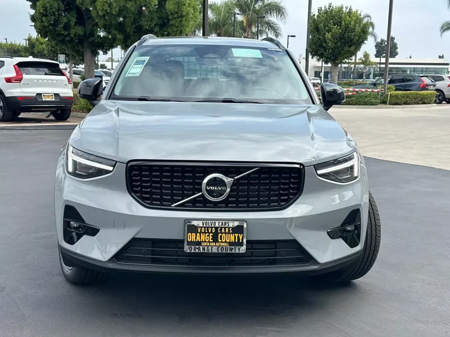 2026 Volvo XC40 Plus photo 1