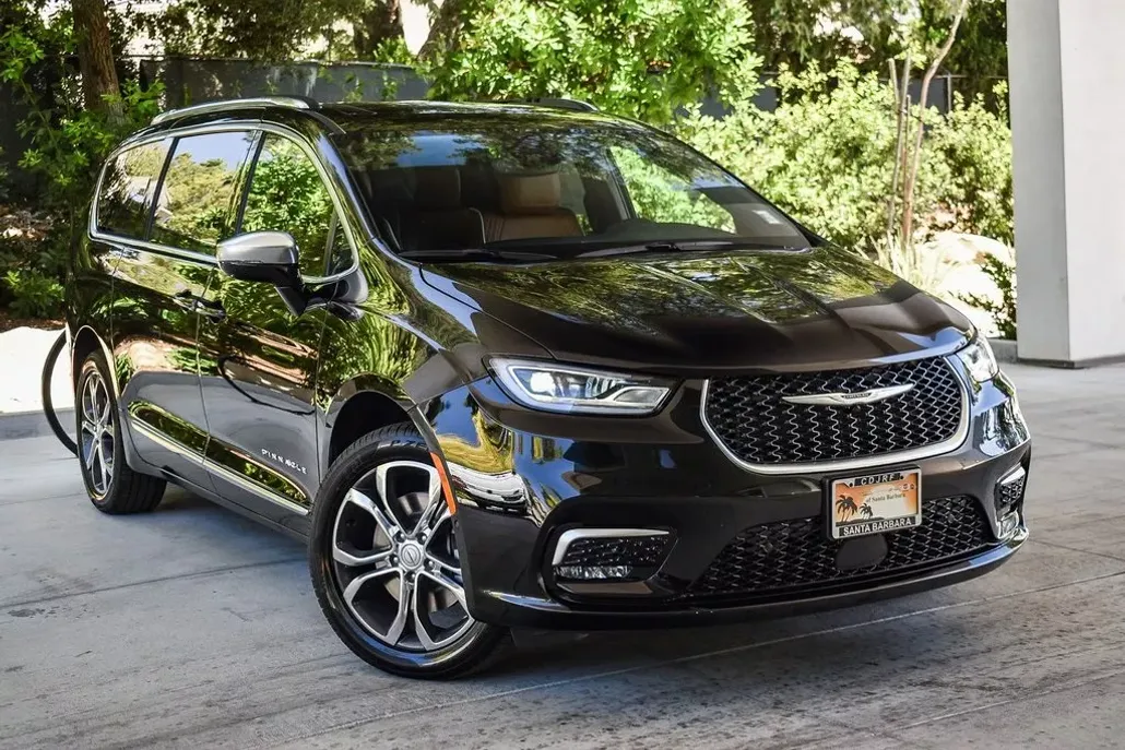 2025 Chrysler Pacifica Pinnacle photo 1