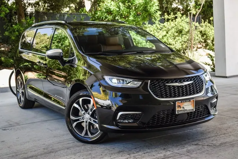 2025 Chrysler Pacifica Pinnacle photo 1