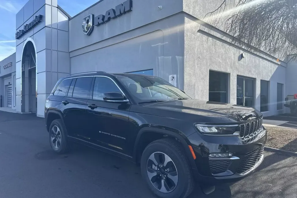 2024 Jeep Cherokee Sport photo 1