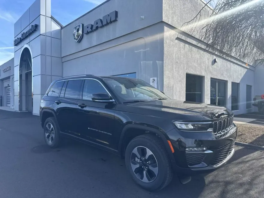 2024 Jeep Cherokee Sport photo 1