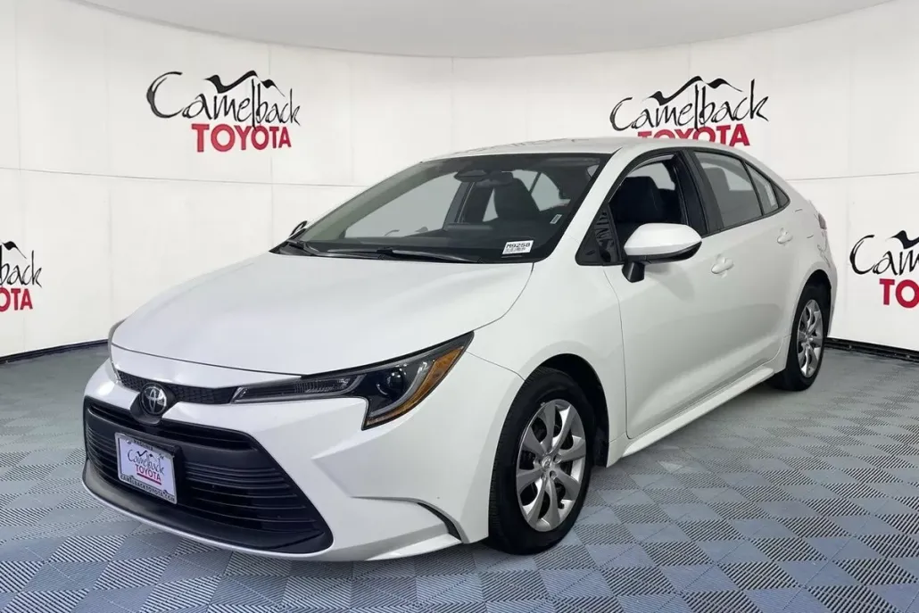 2024 Toyota Corolla LE photo 1