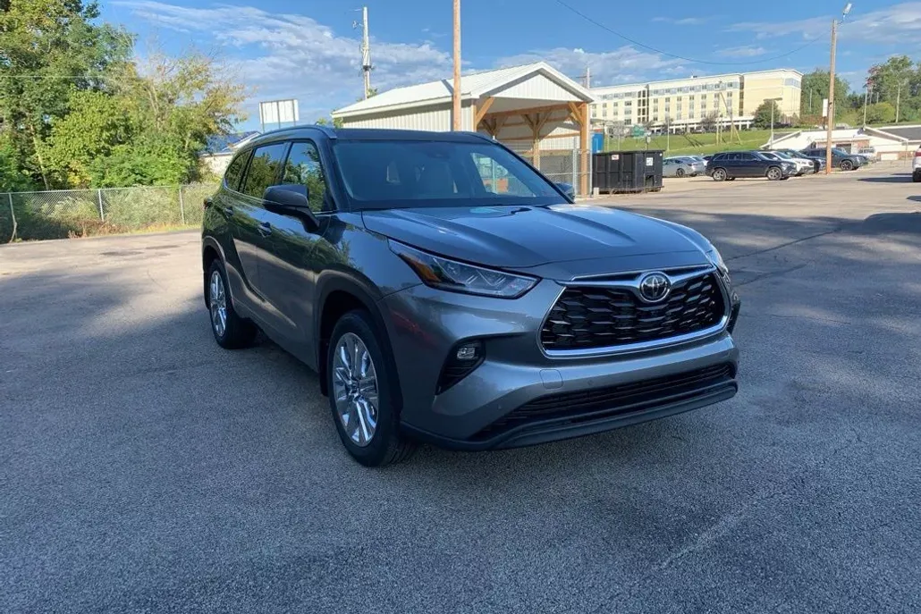 2025 Toyota Highlander Limited photo 1