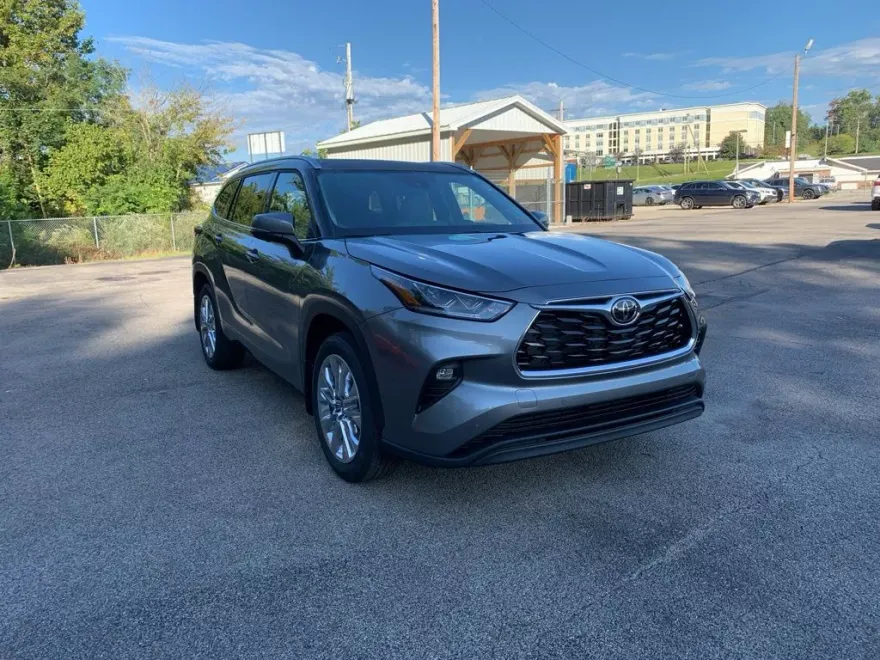 2025 Toyota Highlander Limited photo 1