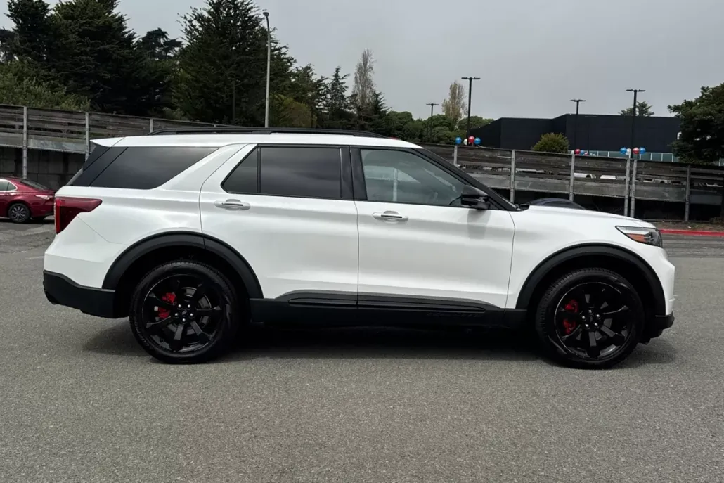 2023 Ford Explorer ST photo 1