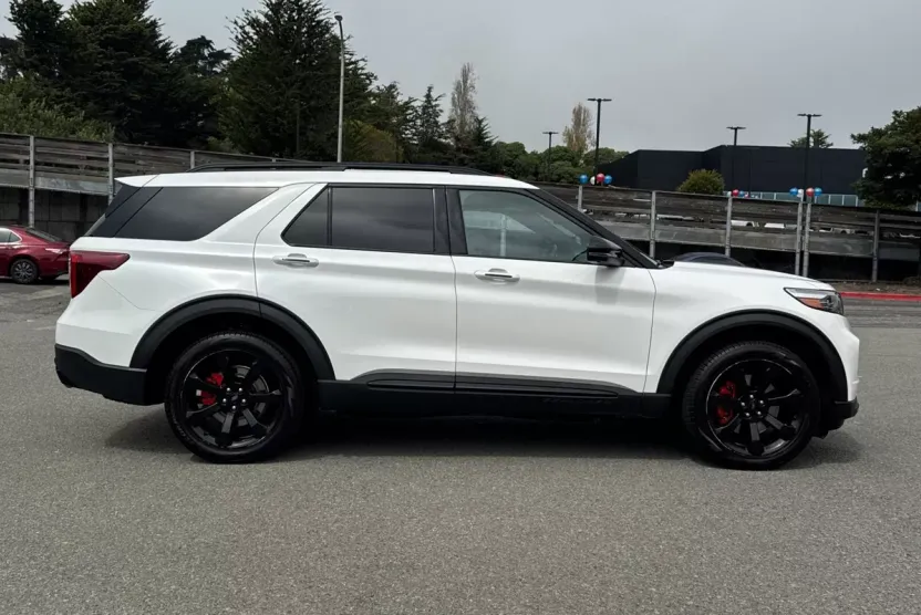 2023 Ford Explorer ST photo 1