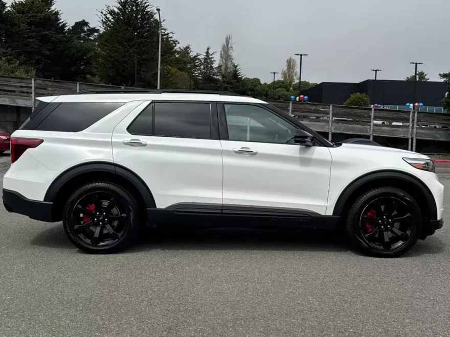 2023 Ford Explorer ST photo 1