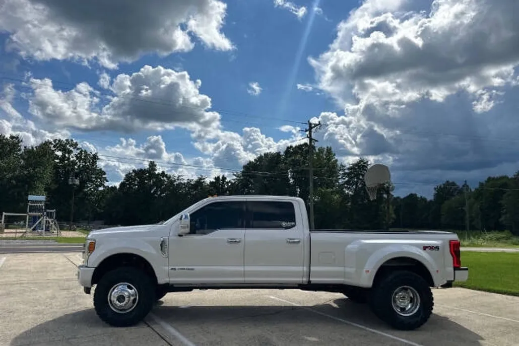 2017 Ford F-350 Platinum photo 1