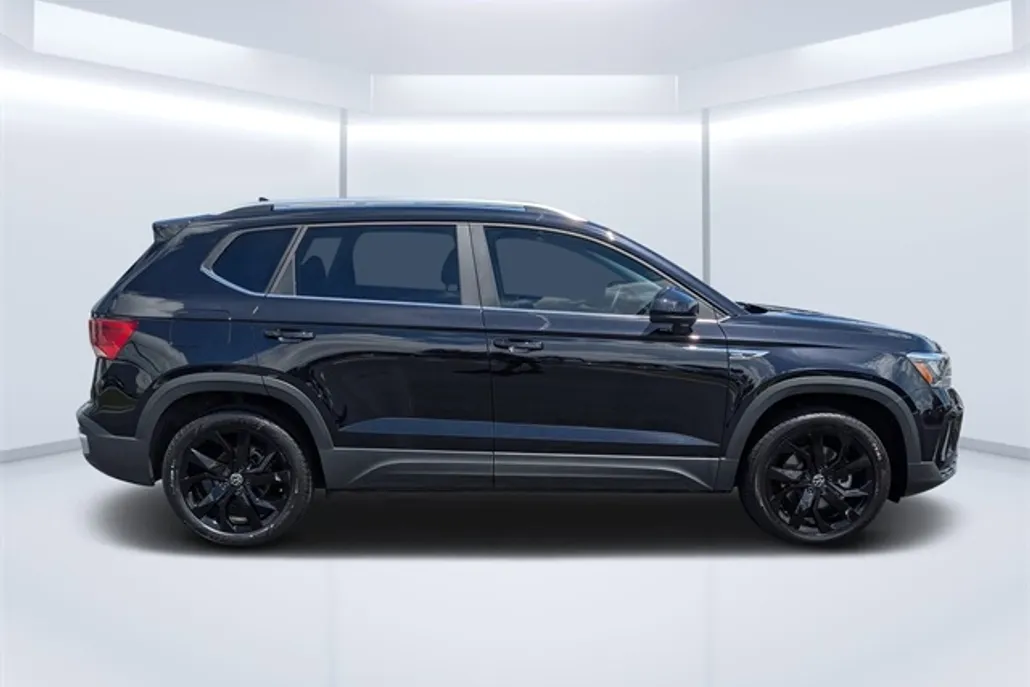2023 Volkswagen Taos SE photo 1