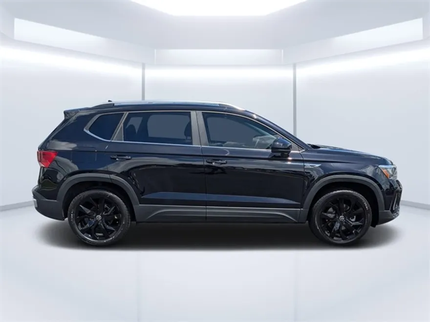 2023 Volkswagen Taos SE photo 1
