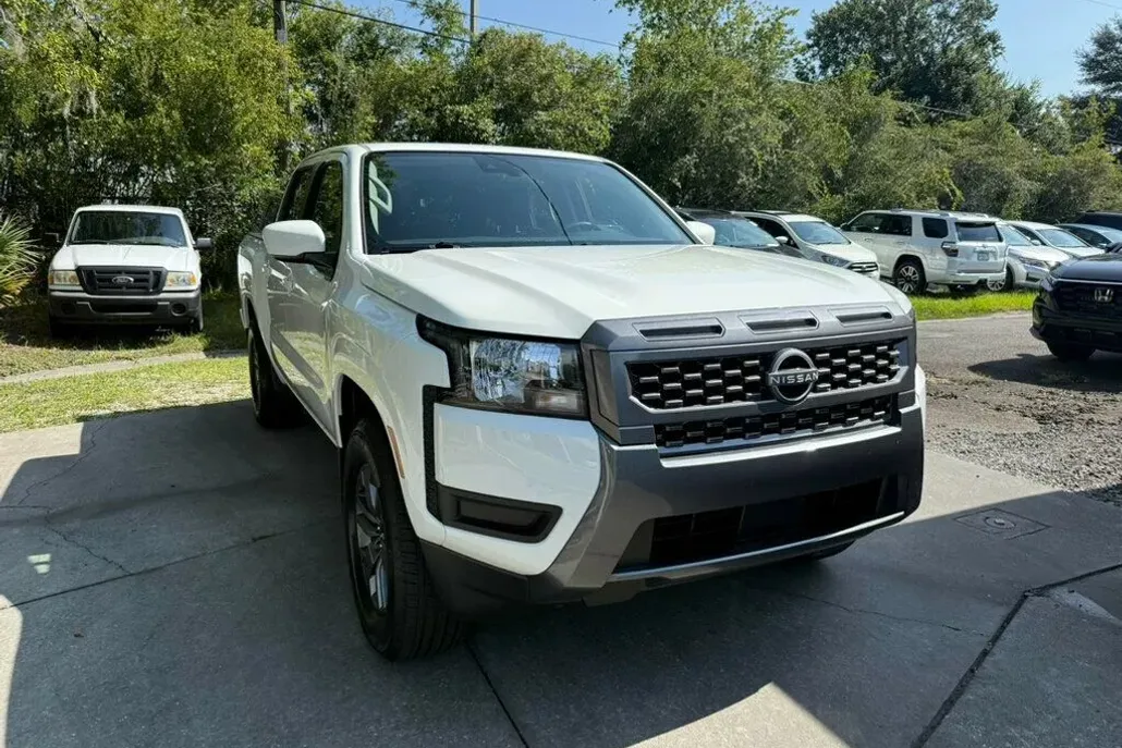 2025 Nissan Frontier Crew Cab SV photo 1