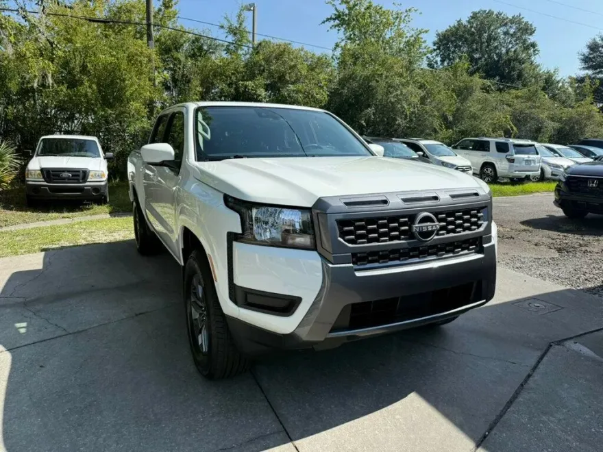 2025 Nissan Frontier Crew Cab SV photo 1