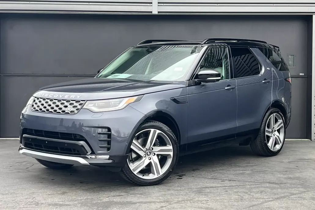 2025 Land Rover Discovery Metropolitan Edition photo 1