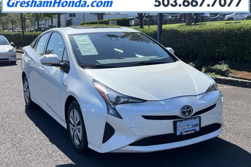 2016 Toyota Prius Four photo 1