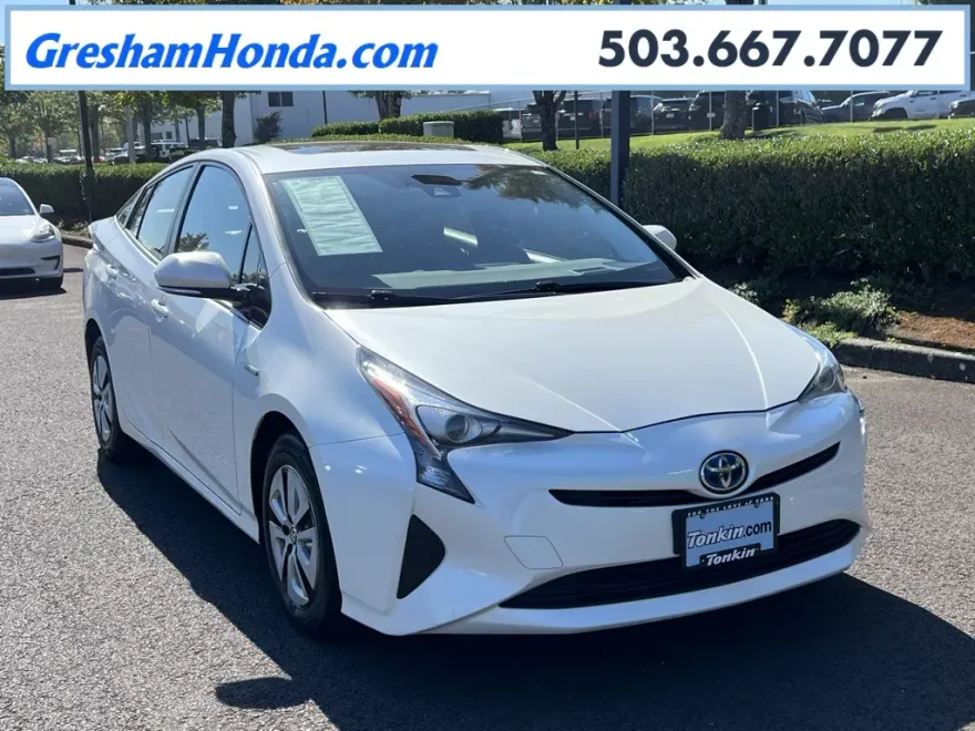 2016 Toyota Prius Four photo 1